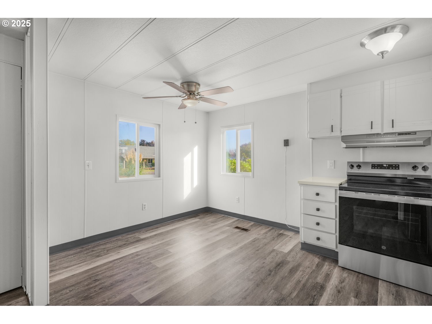 5355 River Road North, Unit 85 Keizer, OR 97303 - Photo 9 of 25 a view of an empty room with a kitchen and a window