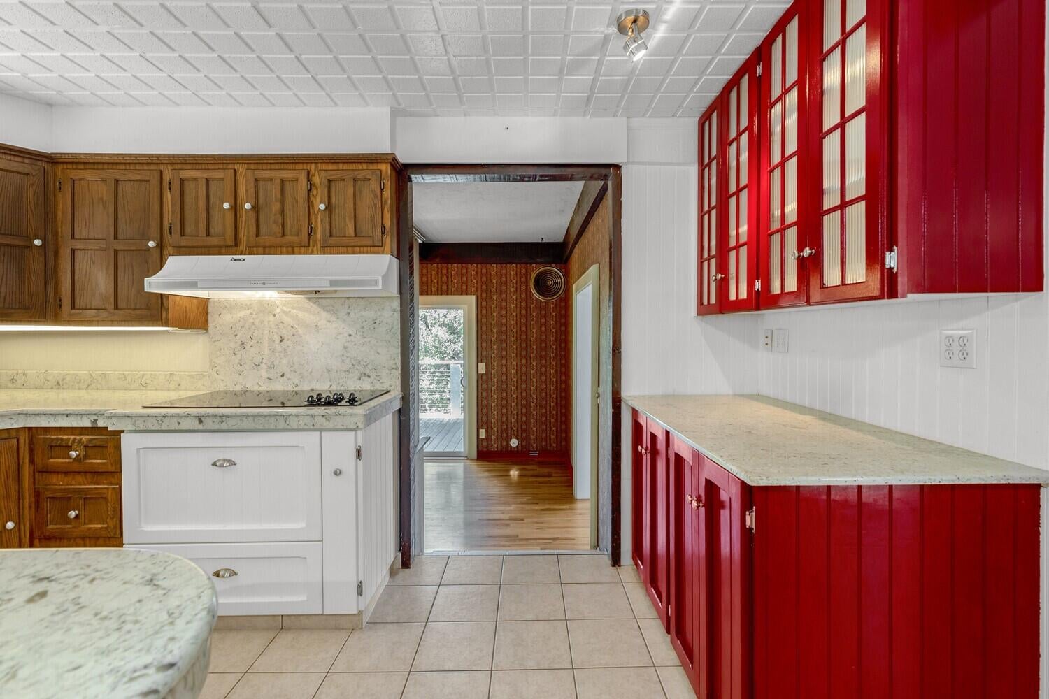 4620 Dark Hollow Road Medford, OR 97501 - Photo 16 of 38 4620 dark hollow kitch 5 red counter to