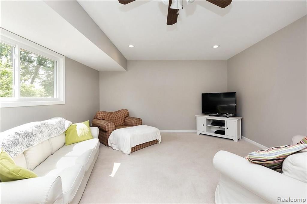 623 Bolinger Street Rochester Hills, MI 48307 - Photo 13 of 36