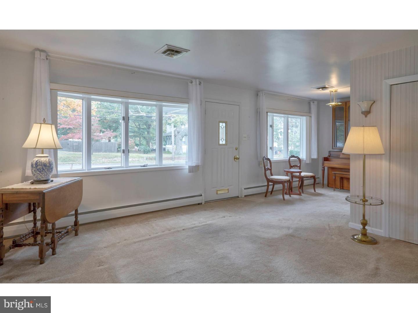8 North Warwick Road Somerdale, NJ 08083 - Photo 6 of 25 Living Room