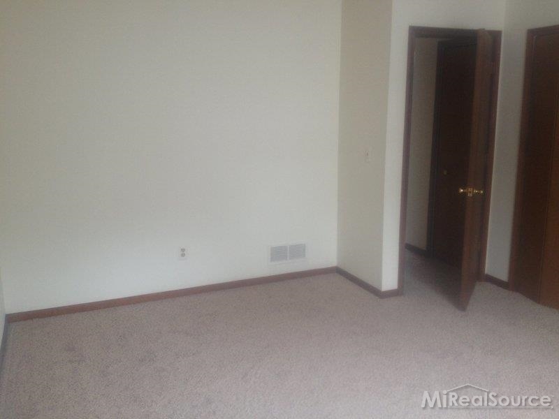 914 Neff Road Grosse Pointe, MI 48230 - Photo 18 of 21 31229082-17.JPG