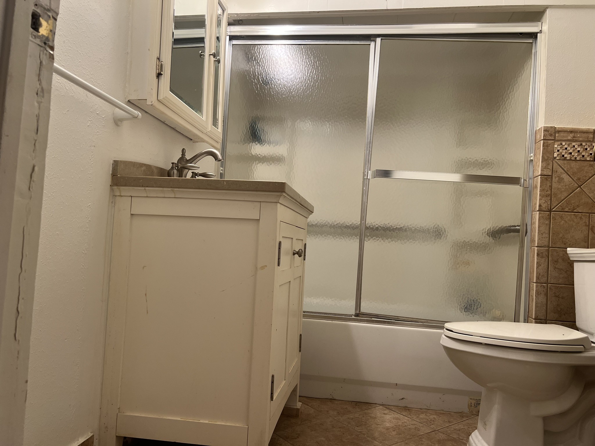 2605 Delafield Street Houston, TX 77023 - Photo 13 of 32 1st Full bath near bedrooms