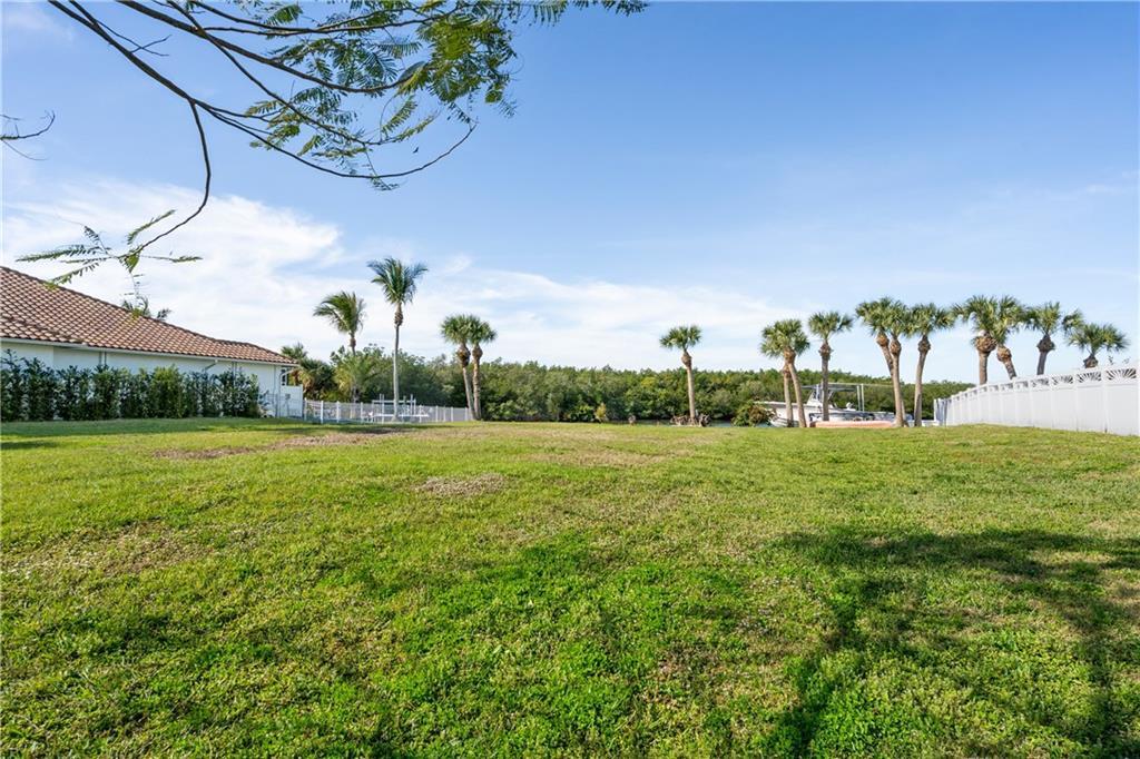 83 Queens Road Hutchinson Island, FL 34949 - Photo 8 of 36 8