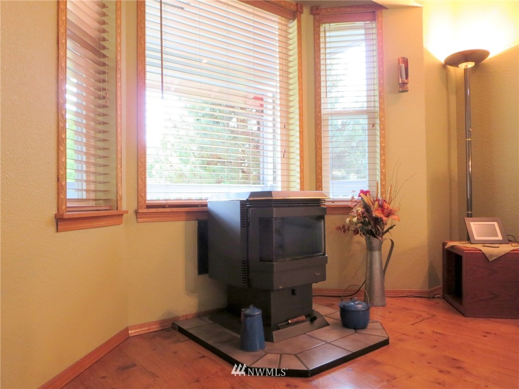 18428 Albany Street Southwest Rochester, WA 98579 - Photo 6 of 25