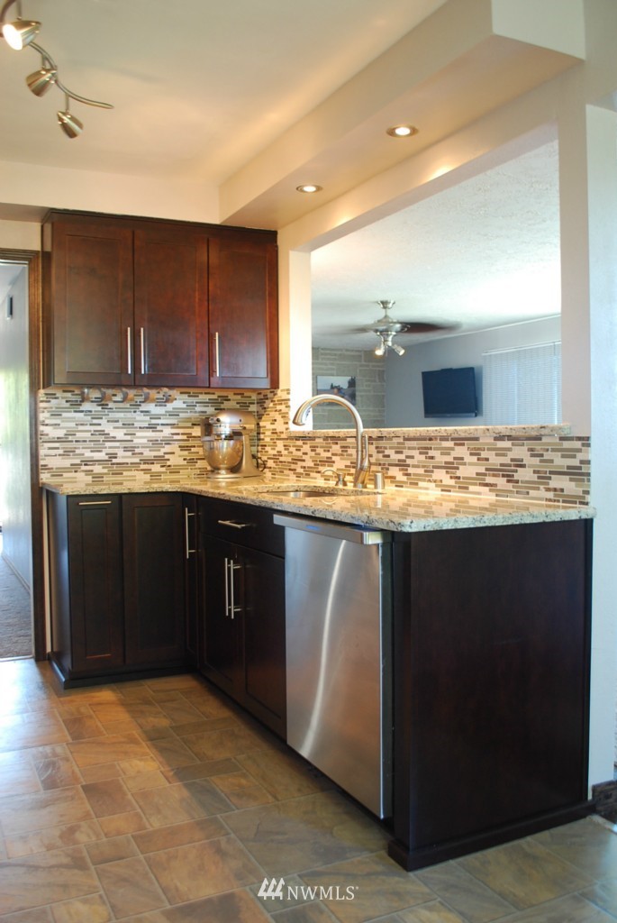 7325 180th Street Southwest Edmonds, WA 98026 - Photo 6 of 22 Gallery Image 6