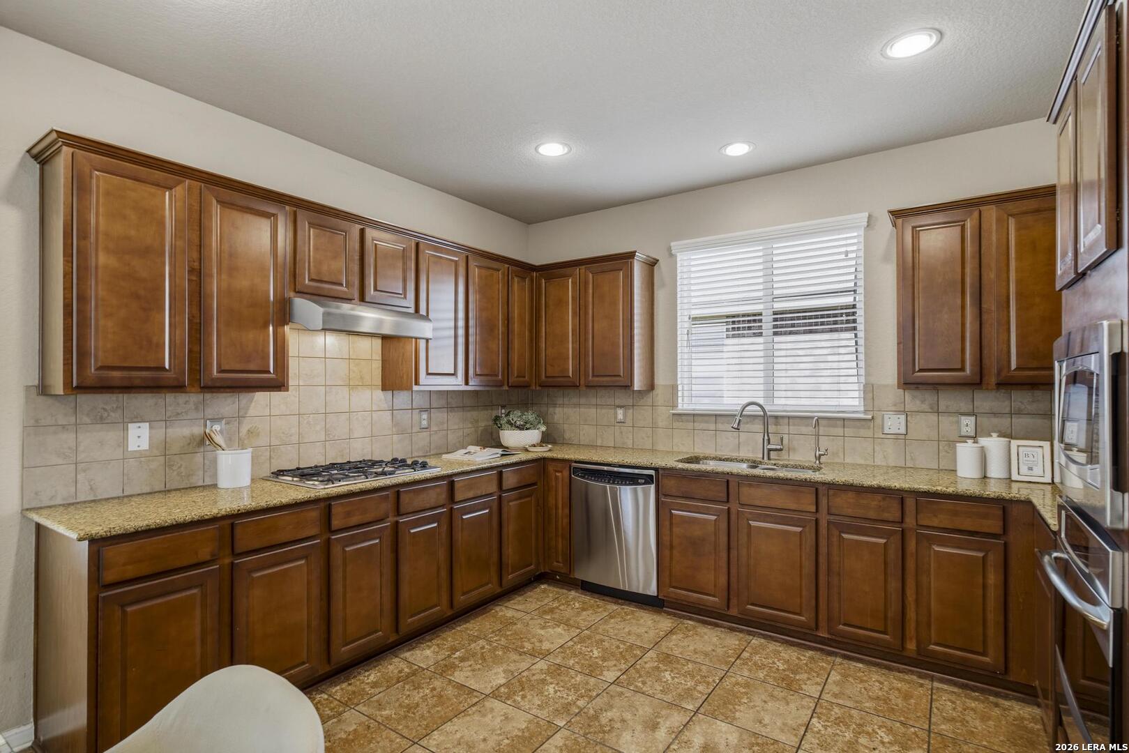 9022 Western View Helotes, TX 78023 - Photo 16 of 32