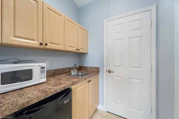 $5,500 | 3343 Sandpiper Way, Naples, FL 34109