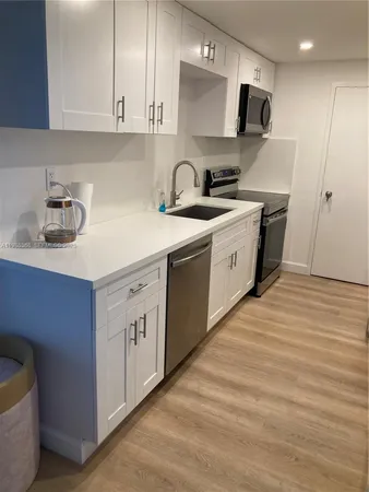 $3,950 | 5401 Collins Avenue, Unit 320, Miami Beach, FL 33140