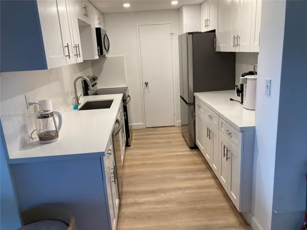 $3,950 | 5401 Collins Avenue, Unit 320, Miami Beach, FL 33140