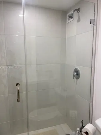 $3,950 | 5401 Collins Avenue, Unit 320, Miami Beach, FL 33140