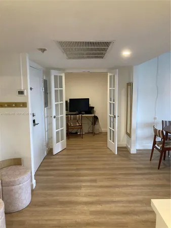 $3,950 | 5401 Collins Avenue, Unit 320, Miami Beach, FL 33140