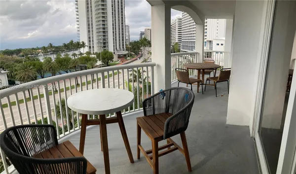 $3,950 | 5401 Collins Avenue, Unit 320, Miami Beach, FL 33140
