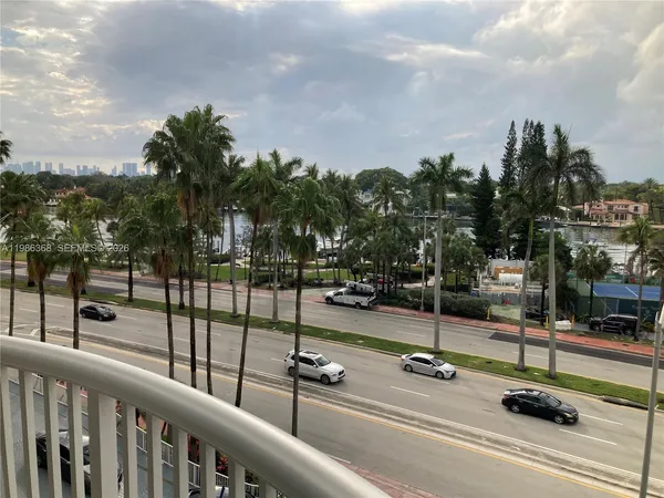 $3,950 | 5401 Collins Avenue, Unit 320, Miami Beach, FL 33140