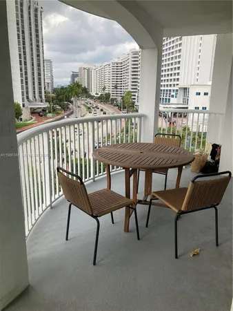 $3,950 | 5401 Collins Avenue, Unit 320, Miami Beach, FL 33140