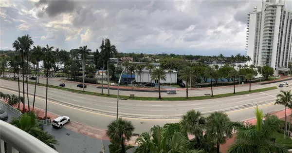 $3,950 | 5401 Collins Avenue, Unit 320, Miami Beach, FL 33140