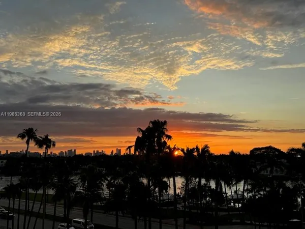 $3,950 | 5401 Collins Avenue, Unit 320, Miami Beach, FL 33140