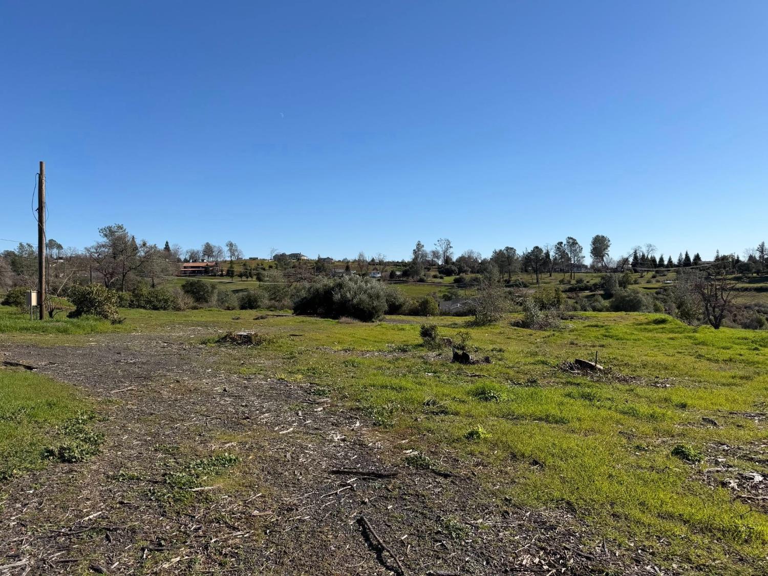 34 Wayland Road Paradise, CA 95969 - Photo 10 of 19 a view of an outdoor space with green field and trees