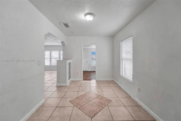 $3,800 | Central Park, Miami, FL 33135