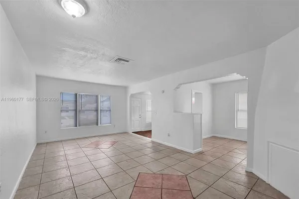 $3,800 | Central Park, Miami, FL 33135