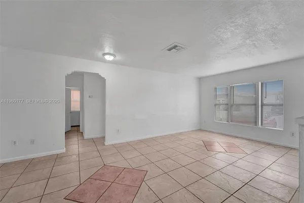 $3,800 | Central Park, Miami, FL 33135