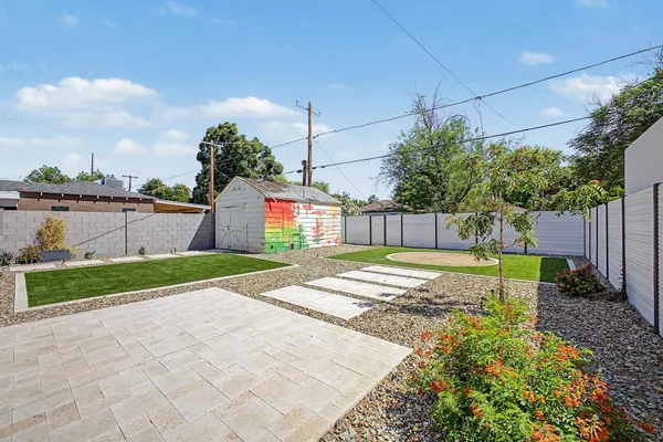 a view of a backyard