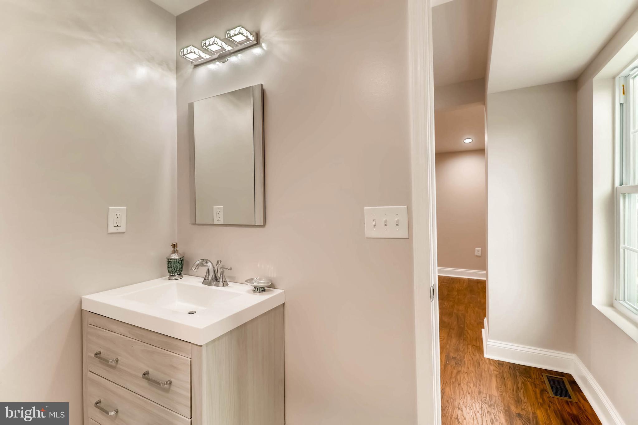 3905 Pinewood Avenue Baltimore, MD 21206 - Photo 25 of 30 Upper Level Ensuite Bathroom
