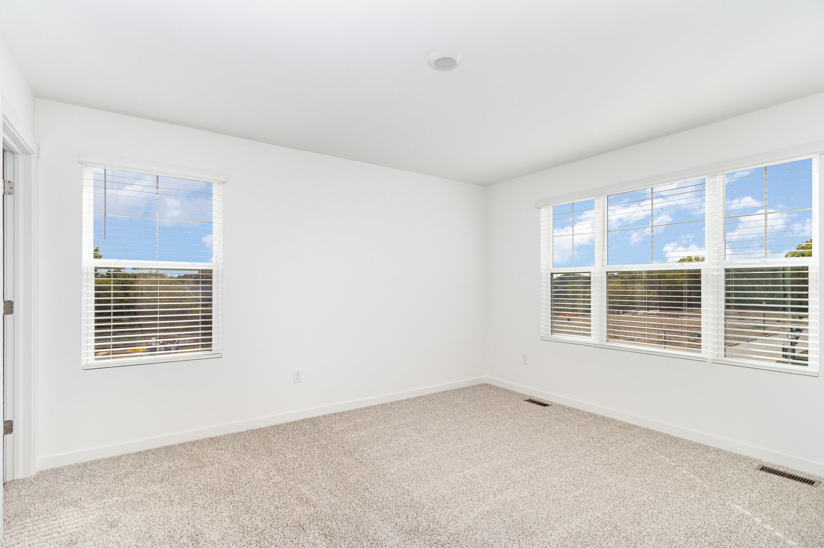 2171 Yellowstone Boulevard, Unit 2171 Mundelein, IL 60060 - Photo 11 of 23 a view of an empty room with a window