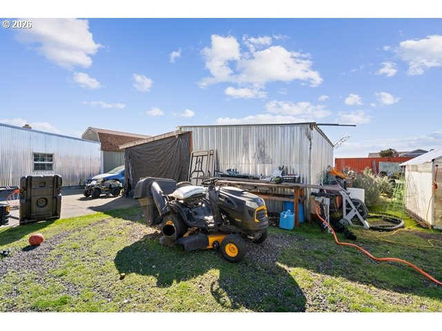 526 East Punkin Center Road Hermiston, OR 97838 - Photo 32 of 48 a view of a house with backyard