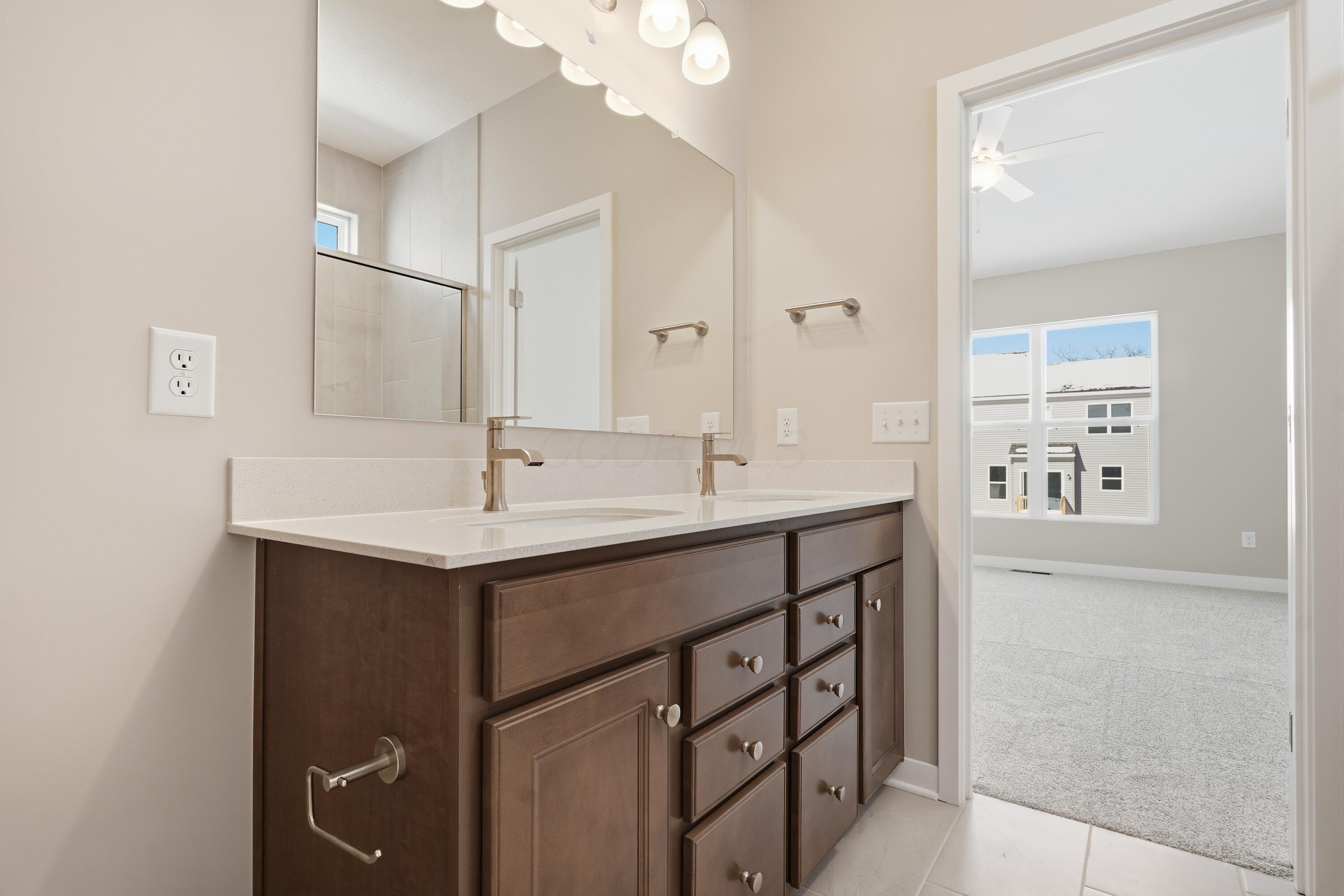 284 Olympic Loop Commercial Point, OH 43116 - Photo 24 of 44 Owner's Bathroom