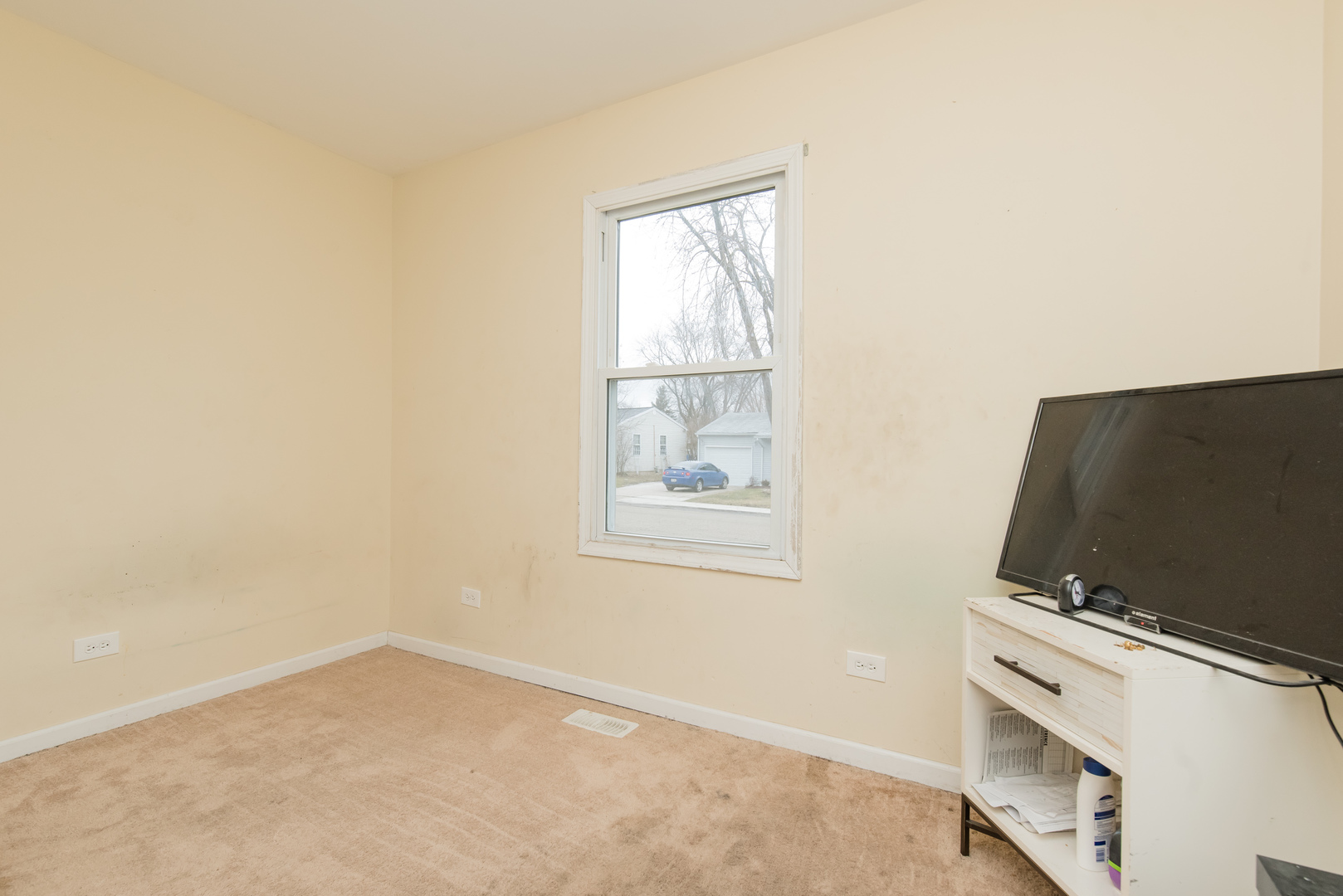227 Rivers View Drive Carpentersville, IL 60110 - Photo 12 of 24 an empty room with windows