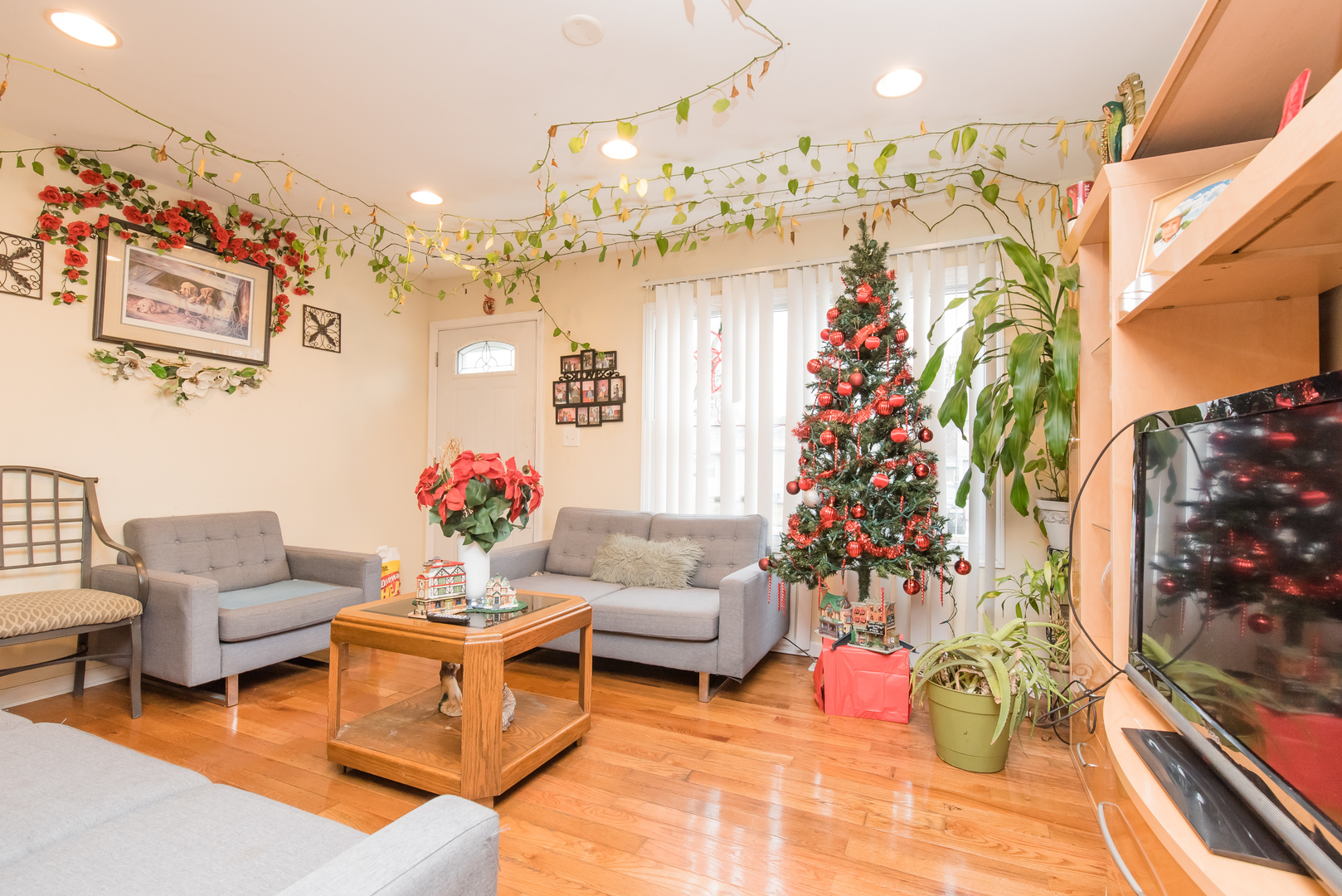 227 Rivers View Drive Carpentersville, IL 60110 - Photo 6 of 24 a living room with patio furniture and a potted plant