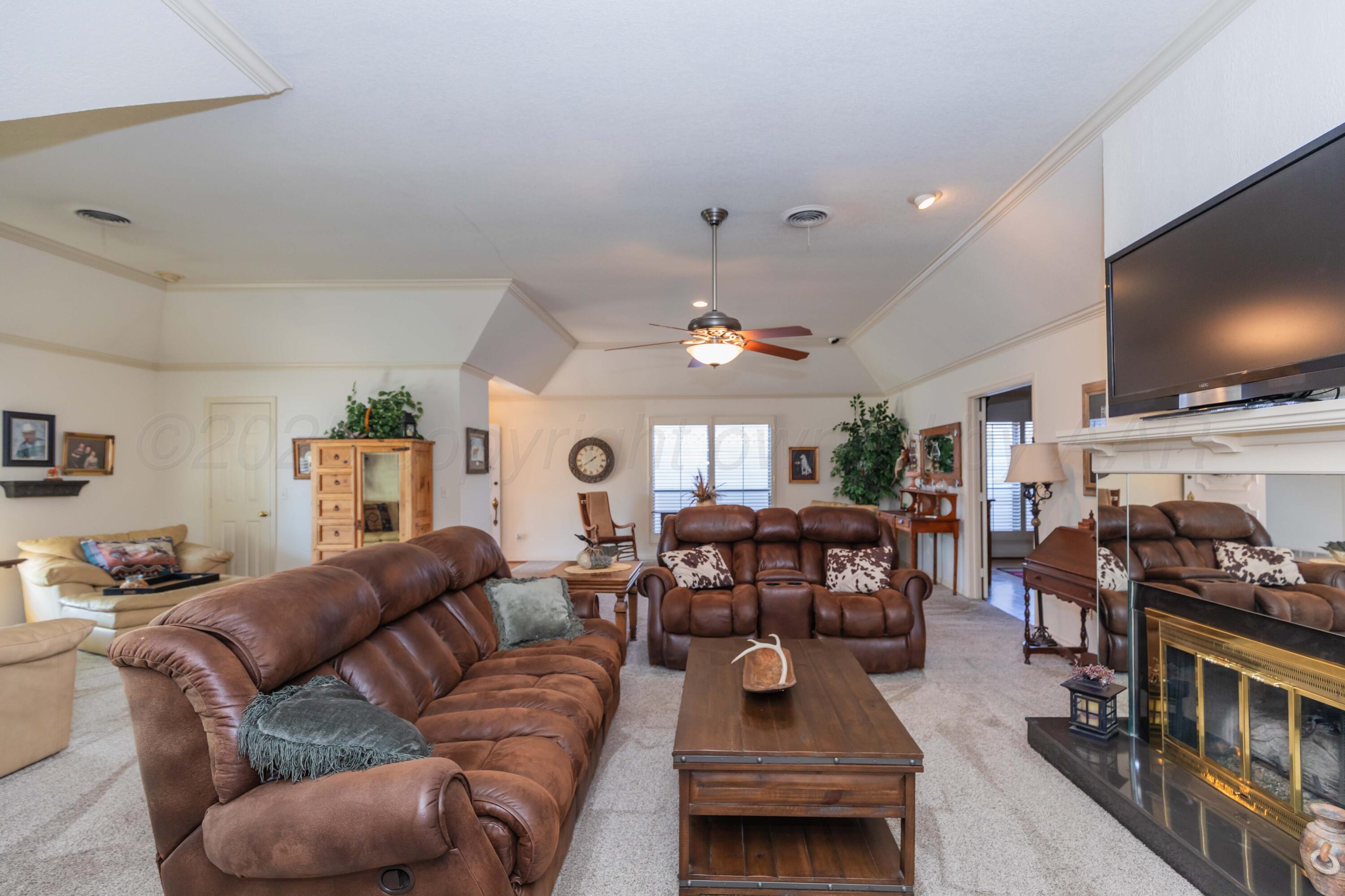 6212 Belpree Road Amarillo, TX 79106 - Photo 8 of 43 LIVING ROOM