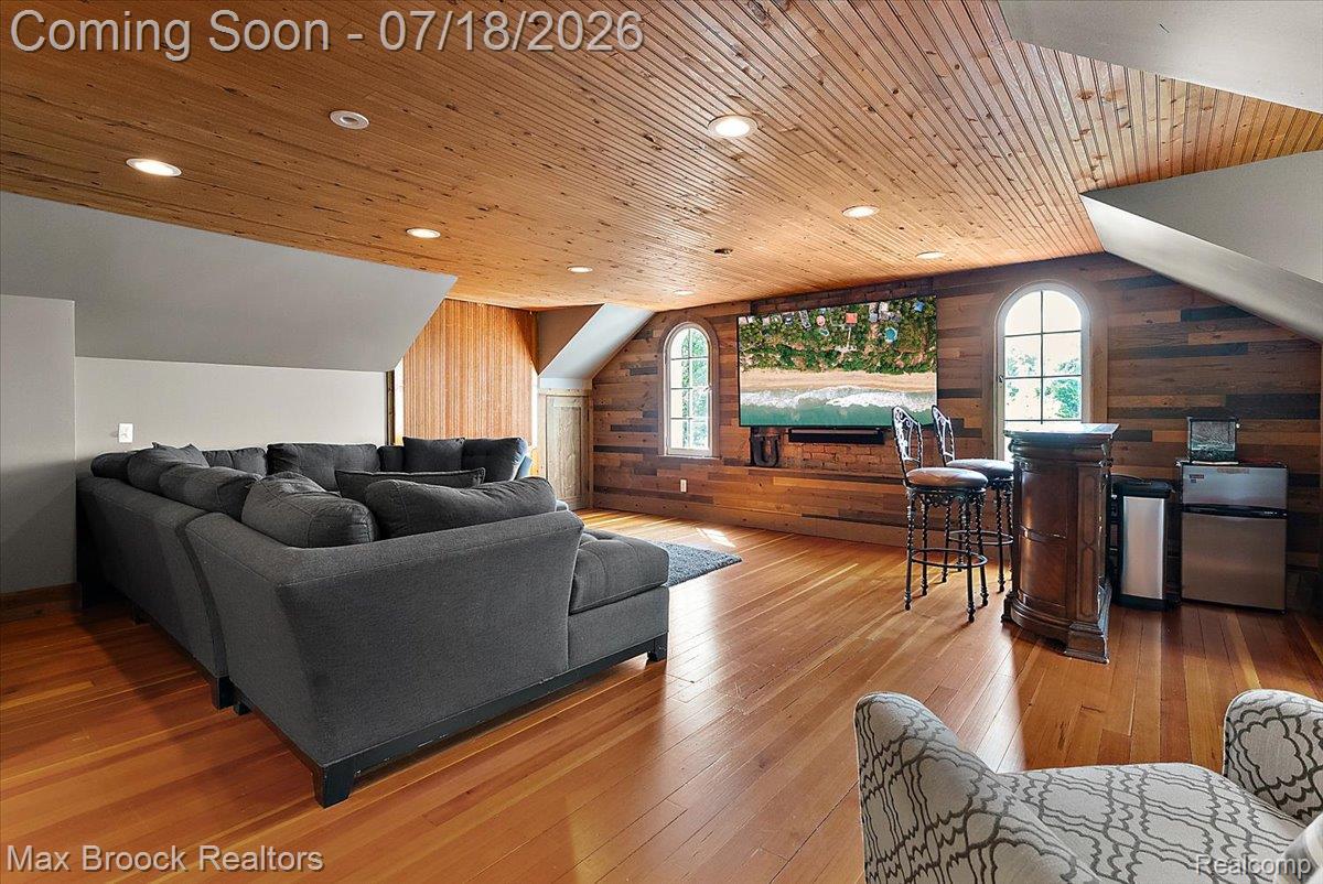 294 Lincoln Road Grosse Pointe, MI 48230 - Photo 38 of 84 3rd Floor Family Room Alternate View