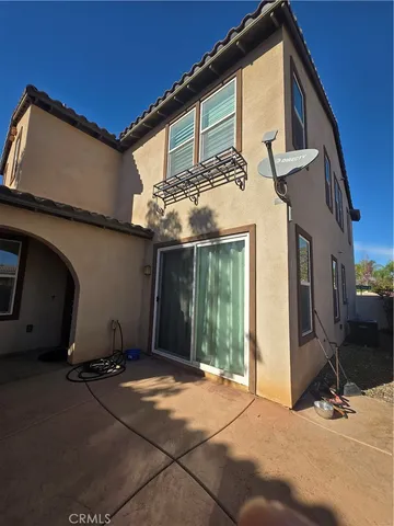 a view of a pathway with house on both side