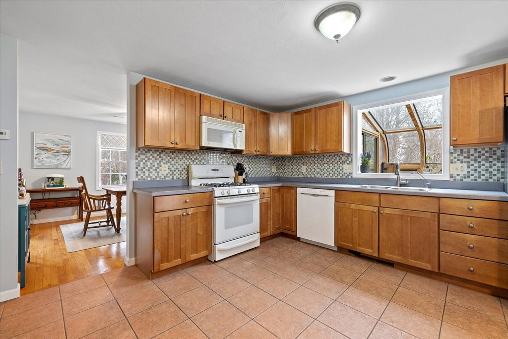 14 Wamsutta Ridge Road Charlton, MA 01507 - Photo 8 of 23