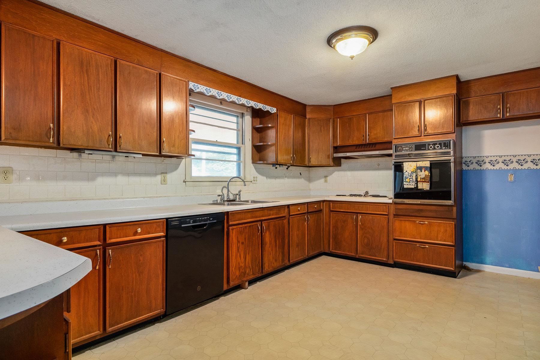 22 Harding Road Portsmouth, NH 03801 - Photo 7 of 33