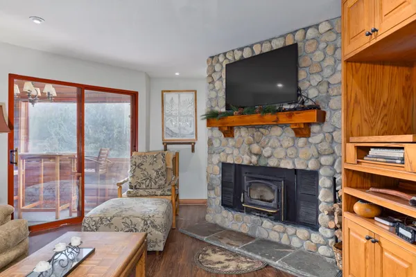 $750,000 | 865 Majestic Pines Drive, Unit 125, Mammoth Lakes, CA 93546