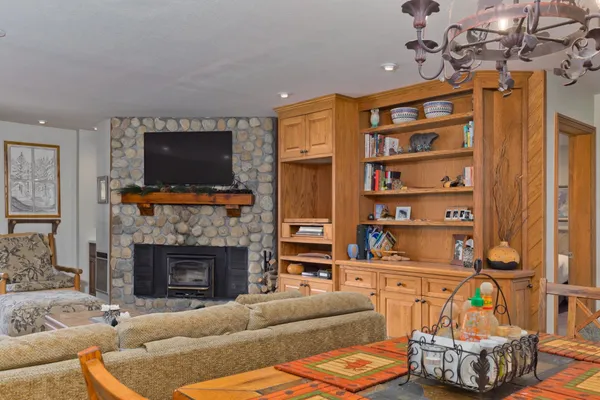 $750,000 | 865 Majestic Pines Drive, Unit 125, Mammoth Lakes, CA 93546