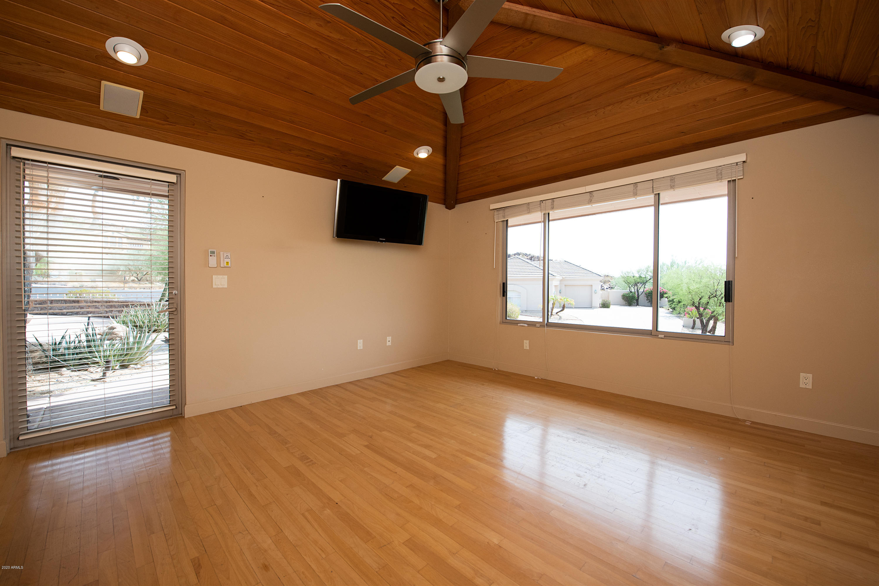 3140 East Ocotillo Road Phoenix, AZ 85016 - Photo 20 of 39 Front Junior suite w/city light VIEWS!