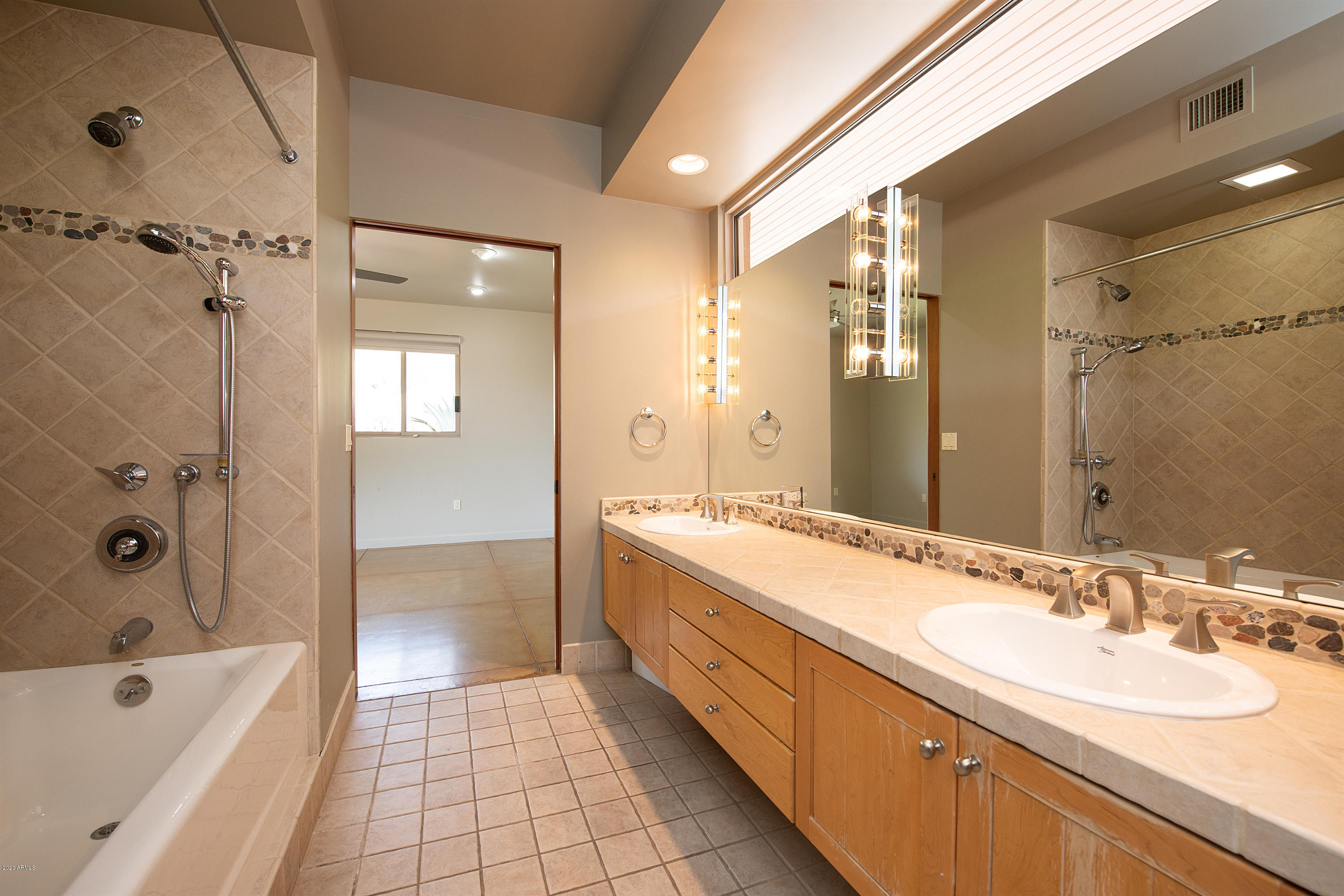 3140 East Ocotillo Road Phoenix, AZ 85016 - Photo 29 of 39 Guest casita full bathroom.