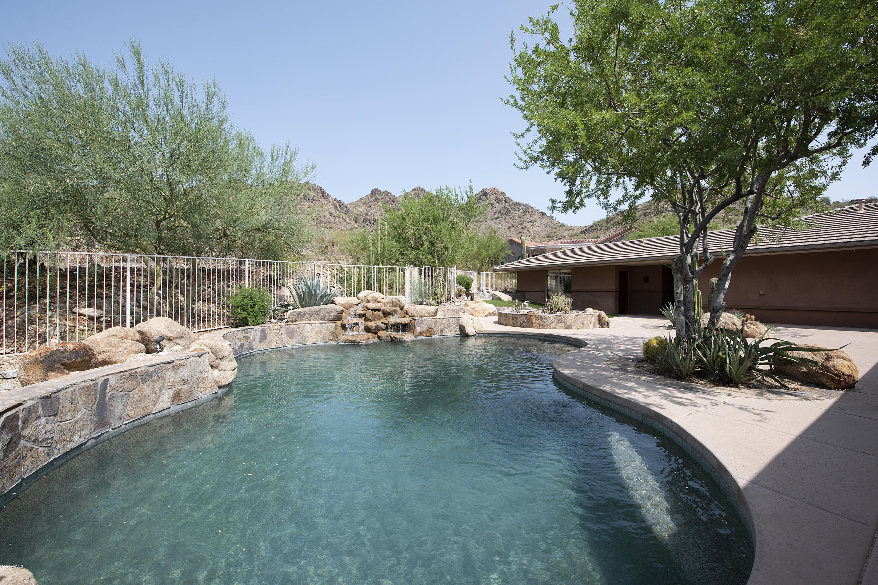 3140 East Ocotillo Road Phoenix, AZ 85016 - Photo 4 of 39 Sparking pool & Mountain VIEWS!