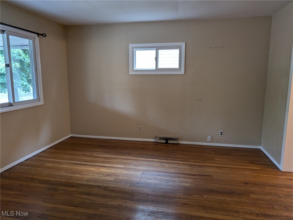 2549 Kendall Road Cleveland, OH 44120 - Photo 5 of 26 1st Floor Living Room