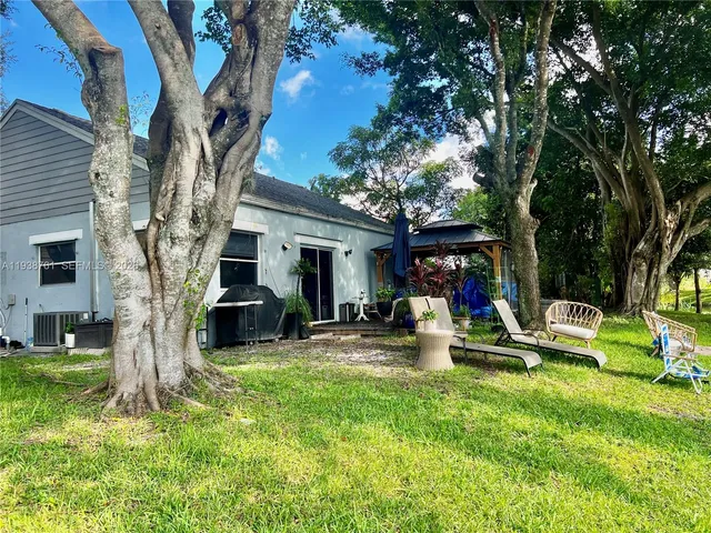 a view of a house with backyard