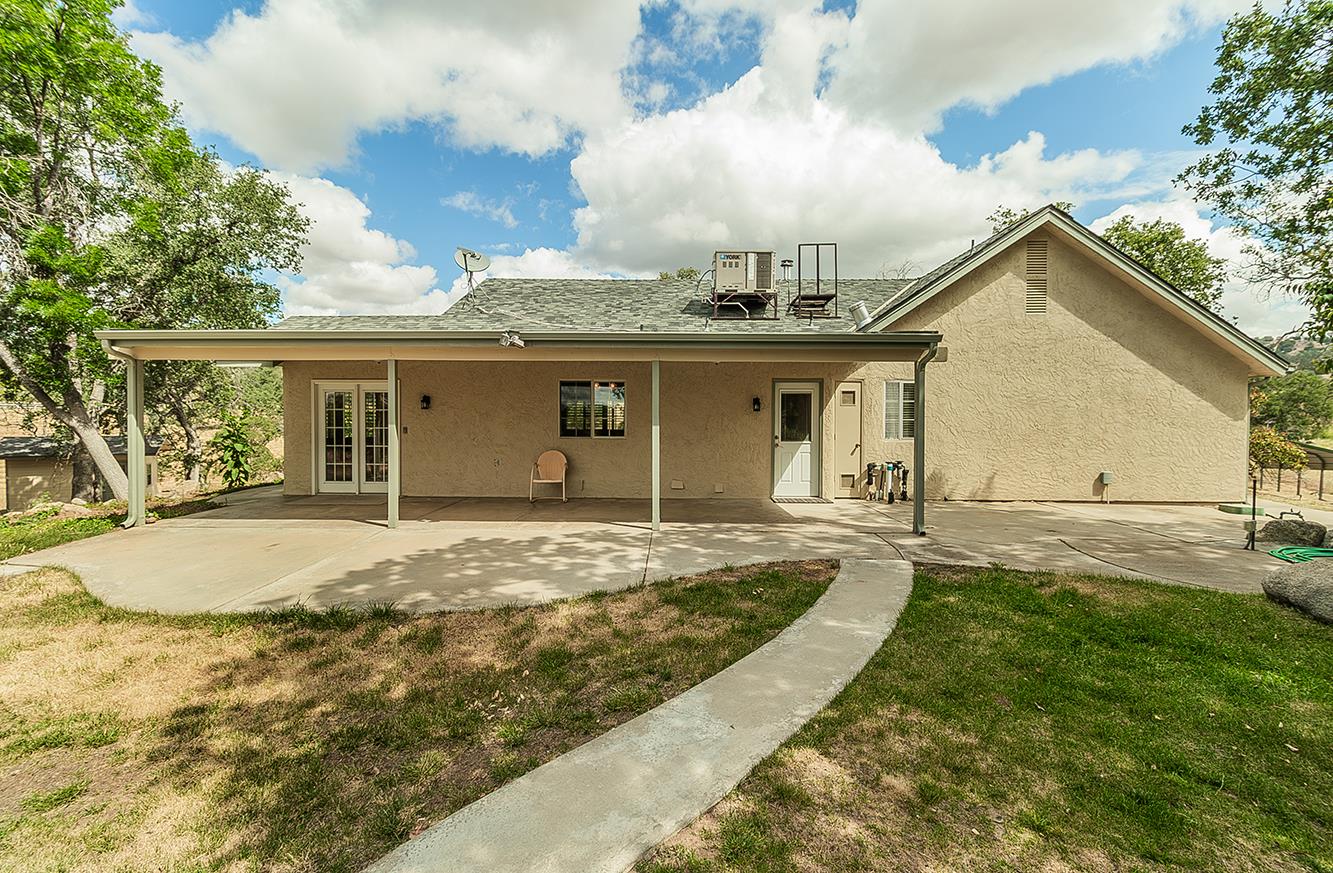 15501 Garlock Lane Prather, CA 93651 - Photo 27 of 47 a front view of a house with garden