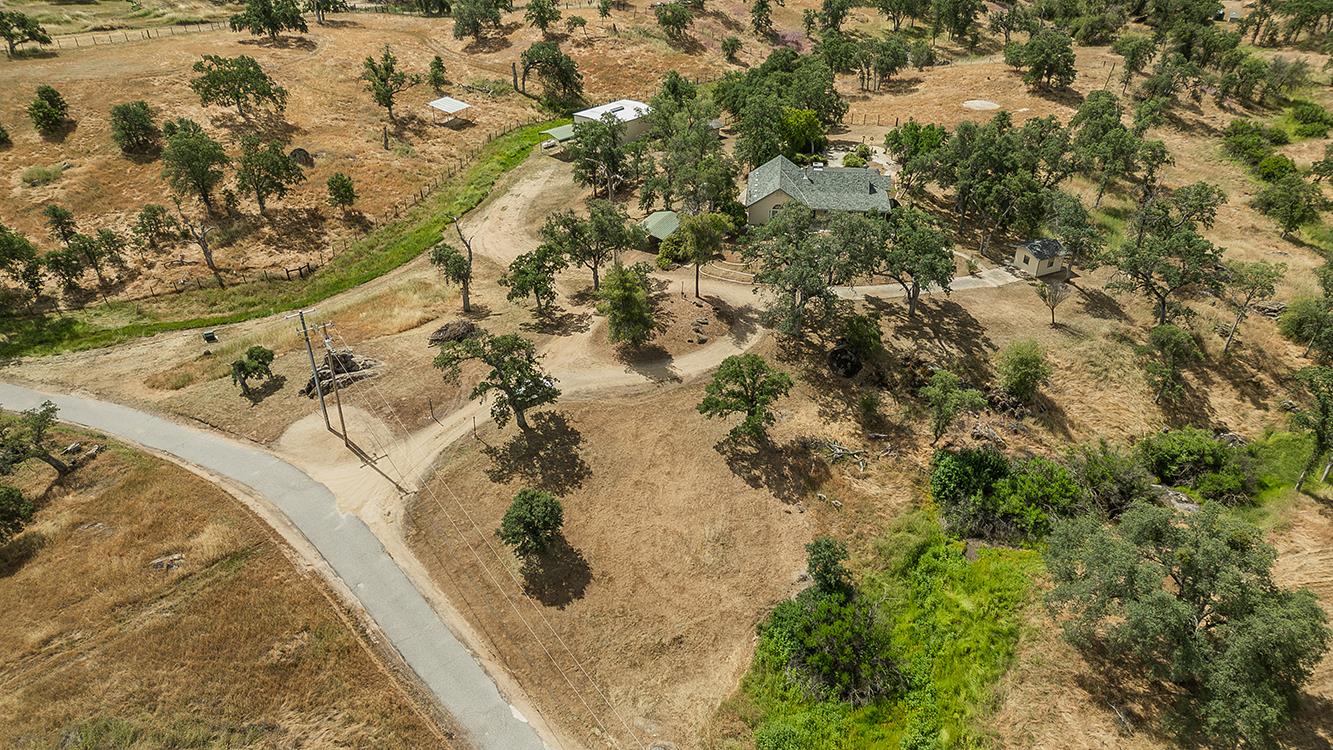 15501 Garlock Lane Prather, CA 93651 - Photo 40 of 47 a view of a yard