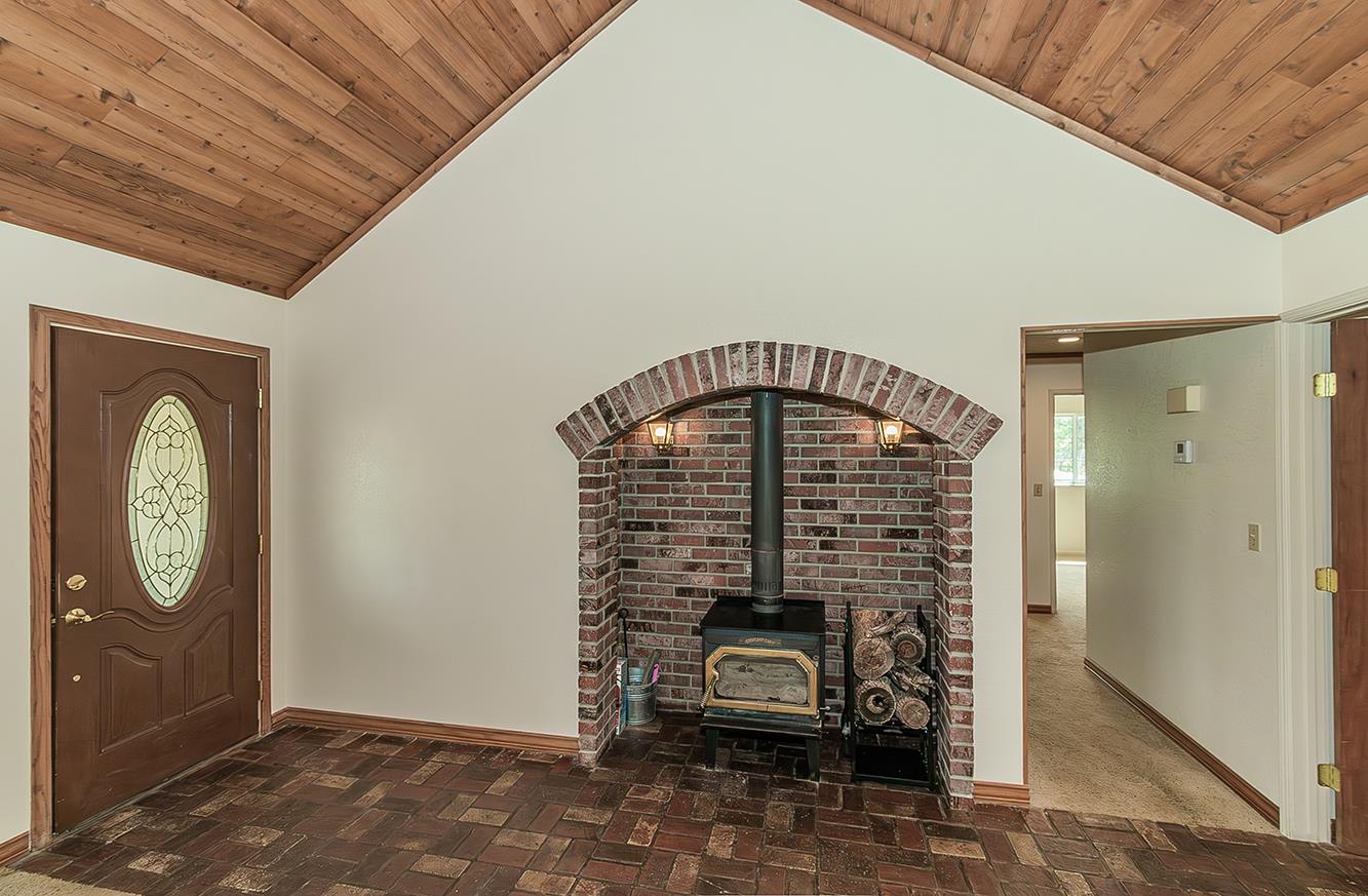15501 Garlock Lane Prather, CA 93651 - Photo 43 of 47 a view of a hallway with entryway