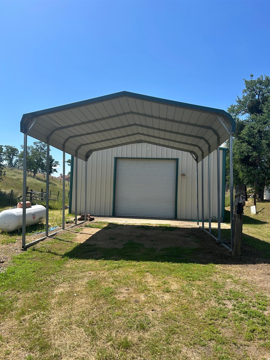 15501 Garlock Lane Prather, CA 93651 - Photo 45 of 47 a backyard of a house with yard and outdoor seating