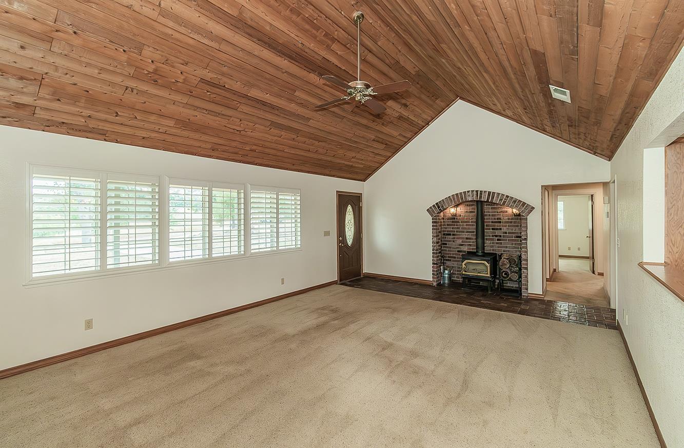 15501 Garlock Lane Prather, CA 93651 - Photo 7 of 47 an empty room with windows