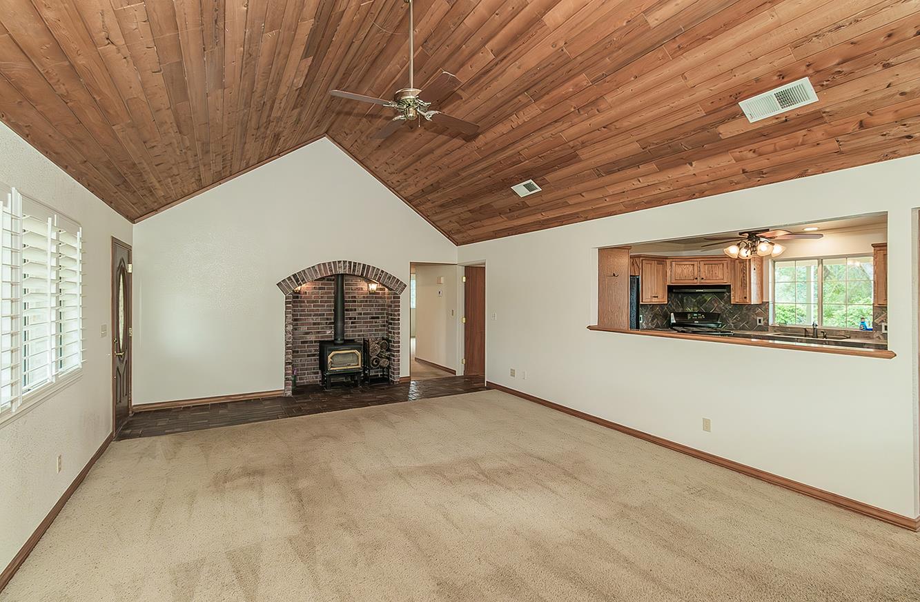 15501 Garlock Lane Prather, CA 93651 - Photo 8 of 47 a view of a livingroom with furniture and window