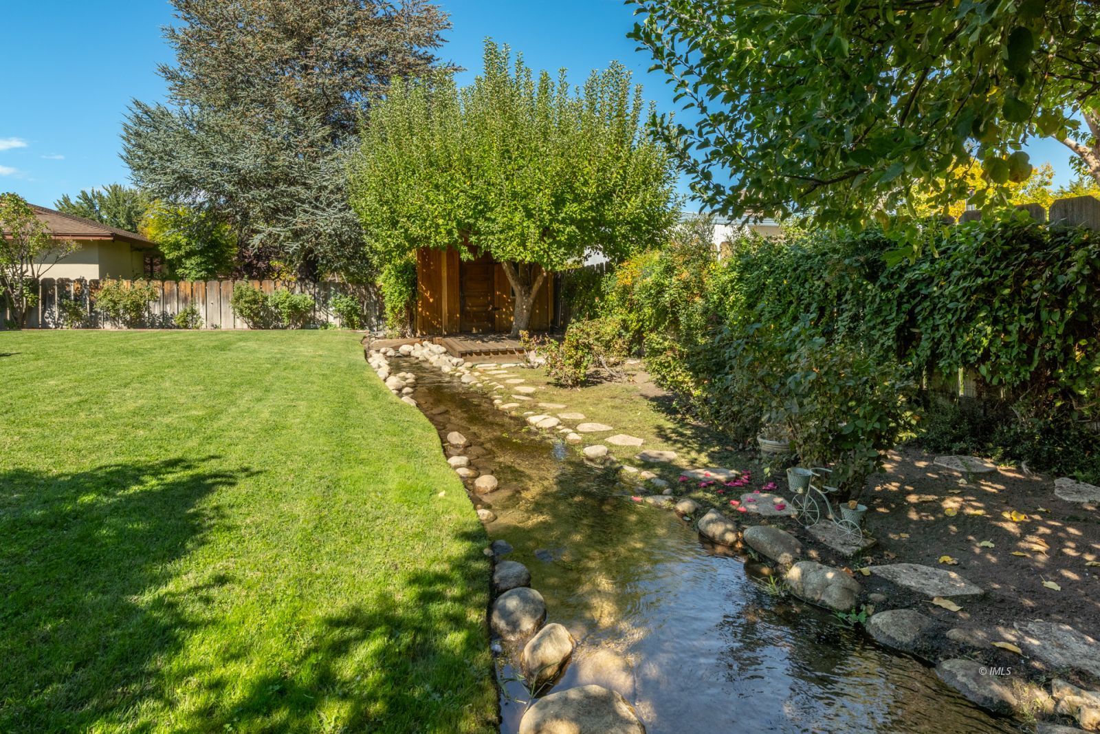 1424 Rocking W Drive Bishop, CA 93514 - Photo 19 of 27 a view of a yard with plants and trees